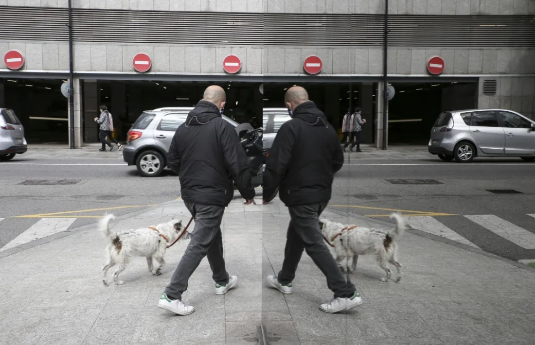 Un home passejant un gos.