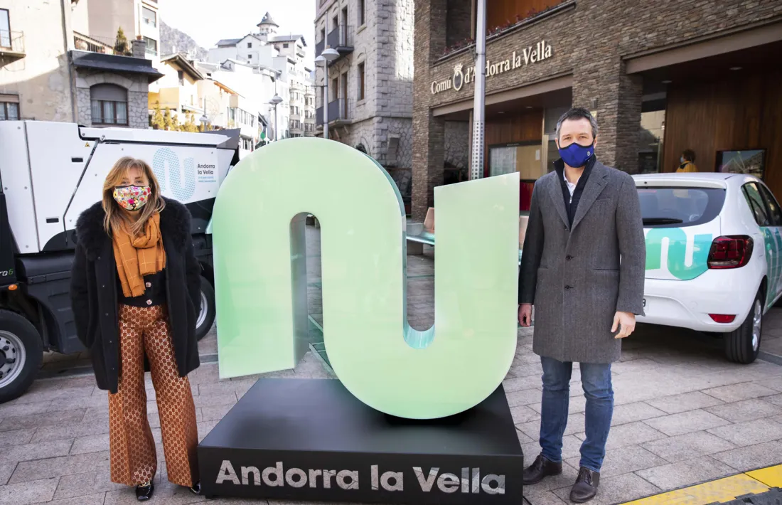 Els cònsols amb la nova imatge corporativa de la parròquia.