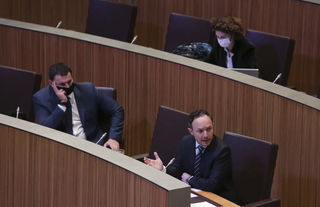 El cap de Govern, Xavier Espot, i el ministre de Presidència, Economia i Empresa, Jordi Gallardo, al Consell General.