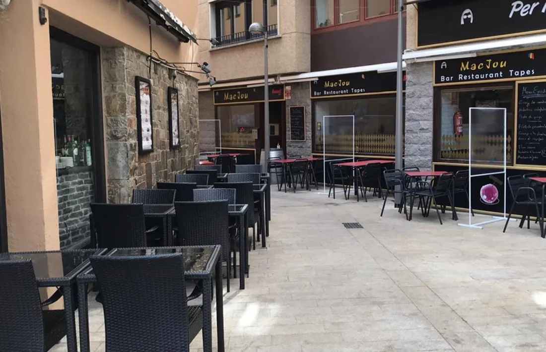 Terrasses d'establiments de restauració al centre de la capital.