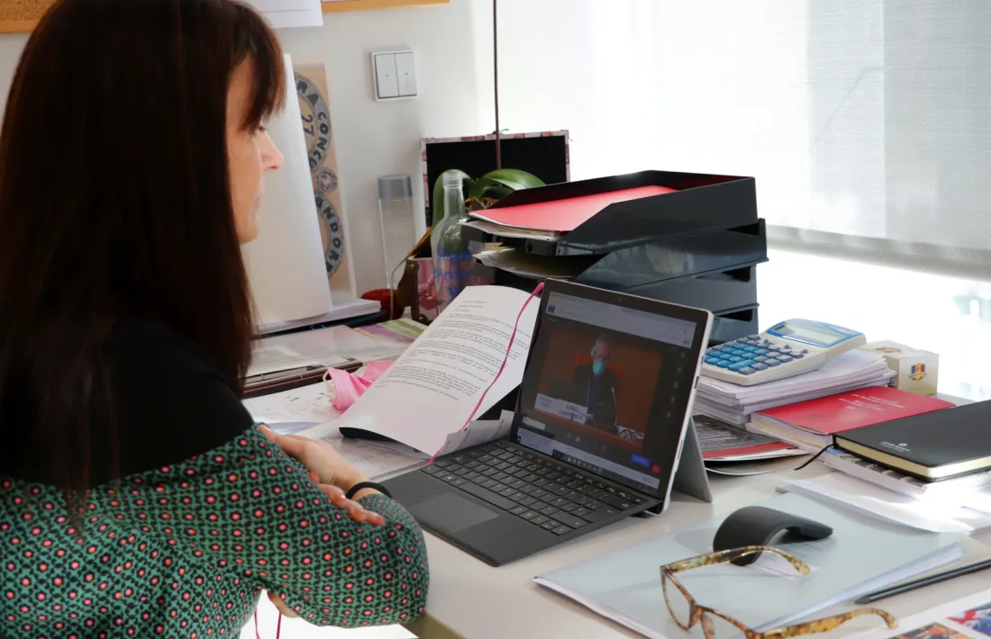 Mònica Bonell seguint la Sessió d'hivern de l'APCE que es fa en doble format presencial i virtual.