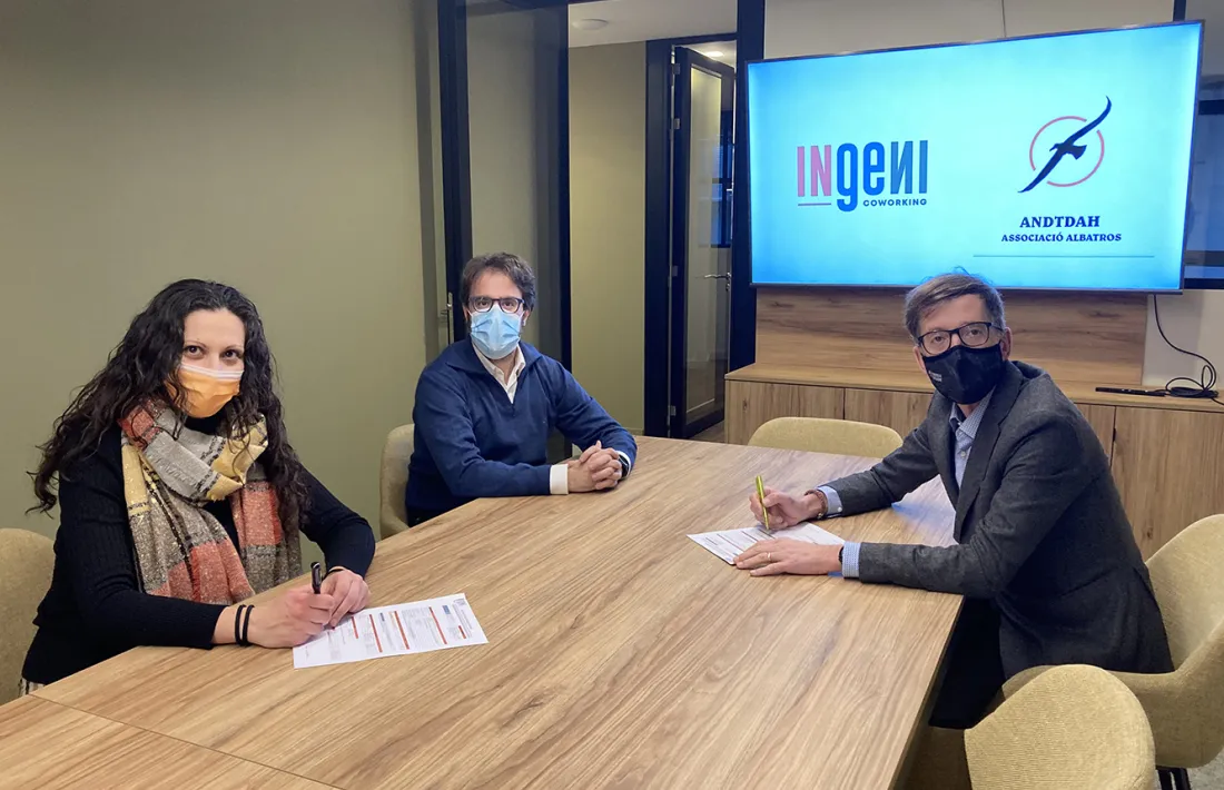 Un moment de la signatura del conveni entre Ingeni Coworking i Albatros.