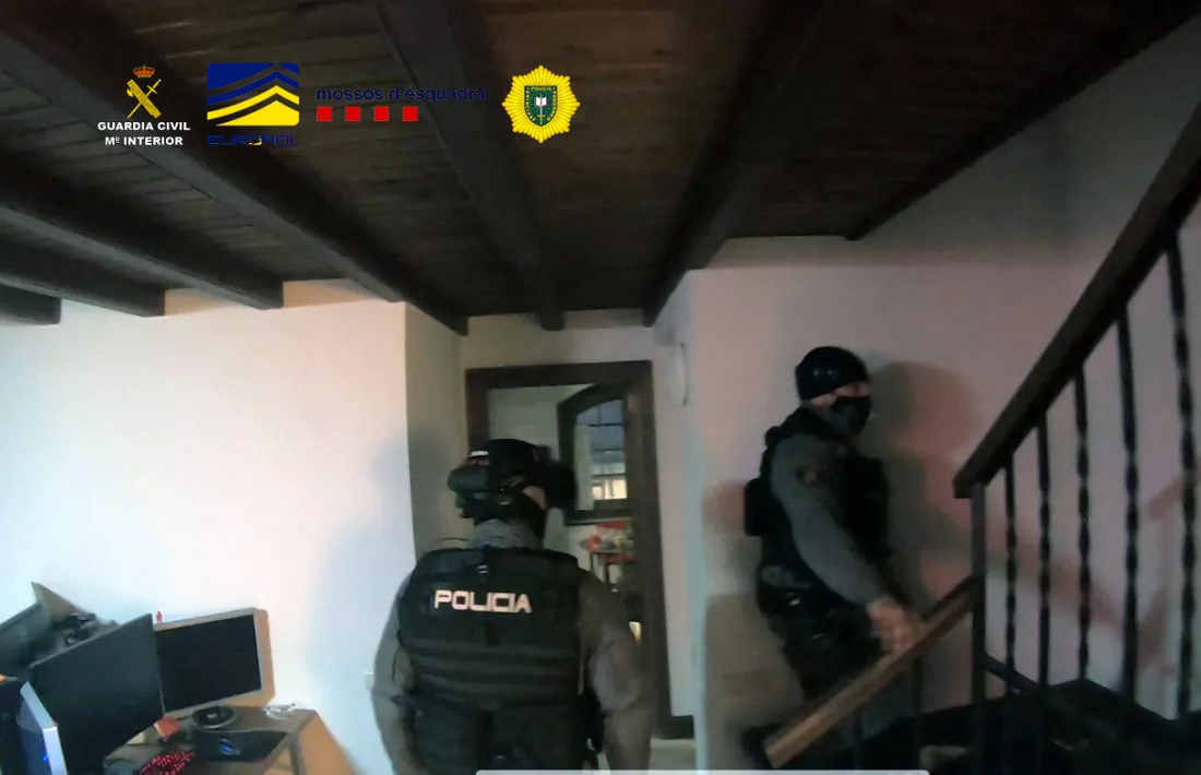 Agents durant l'actuació.