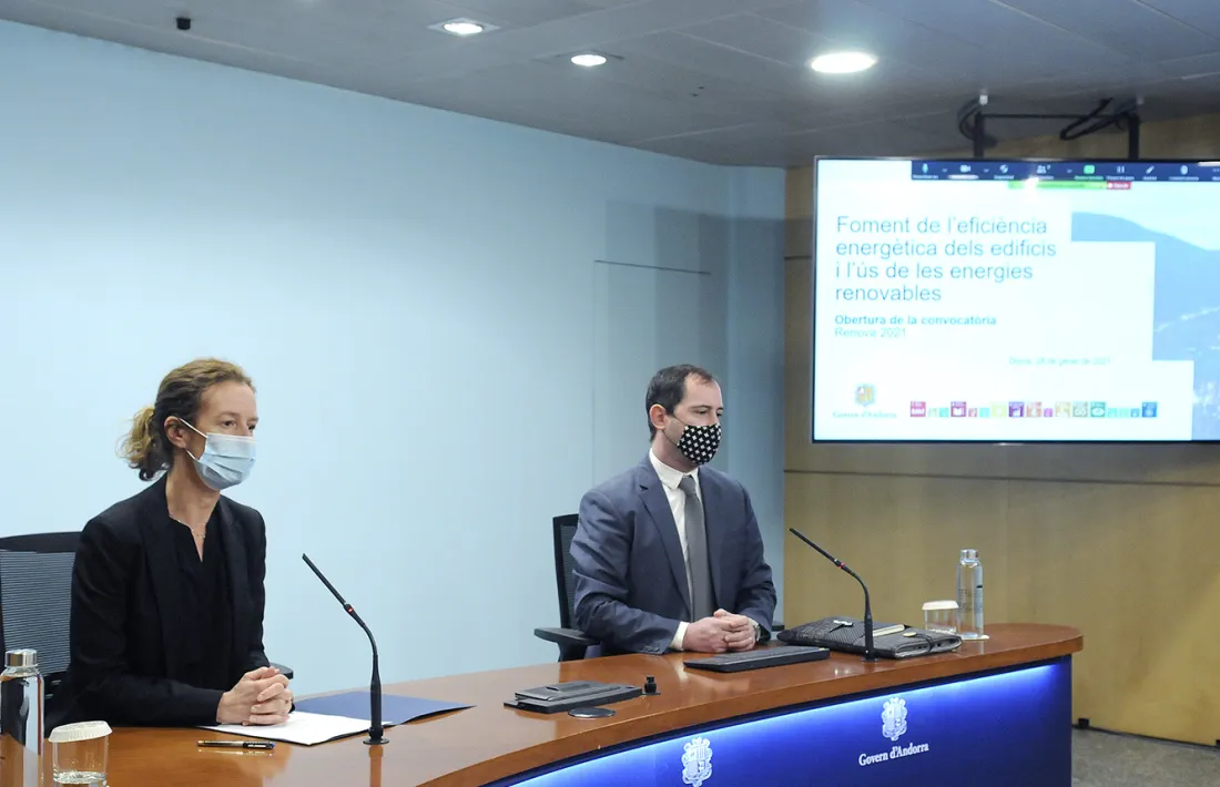 La ministra de Medi Ambient, Agricultura i Sostenibiltat, Sílvia Calvó, i el director de l'Oficina de l'Energia i el Canvi Climàtica, Carles Miquel.