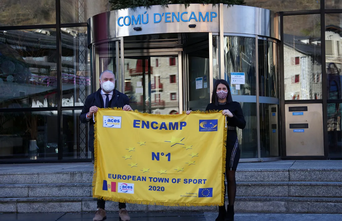 El moment en què la cònsol major d'Encamp, Laura Mas, rep la bandera com a millor Vila europea de l'Esport de l'any 2020.