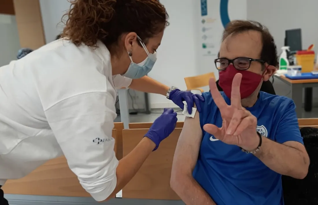 Un membre de l'Associació de Donants i Trasplantats d’Andorra vacunat dissabte. 