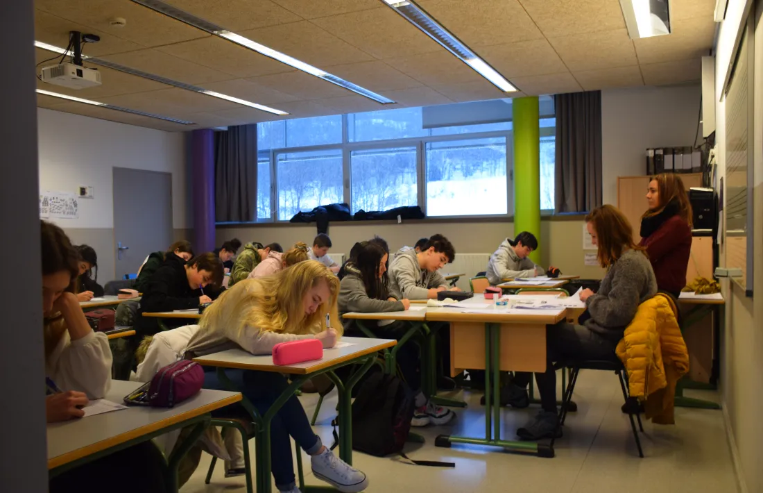 Alumnes de segona ensenyança de l'escola andorrana d'Ordino en el 13è Dictat nacional.