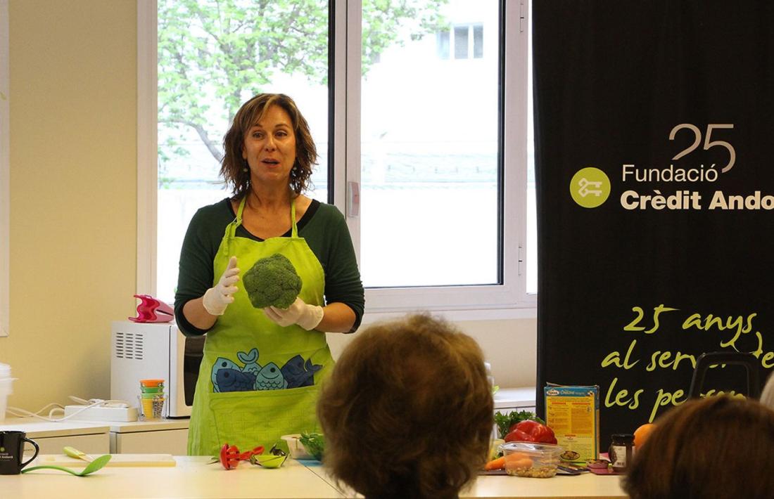 La dietista Marta Pons durant un taller a L'espai.