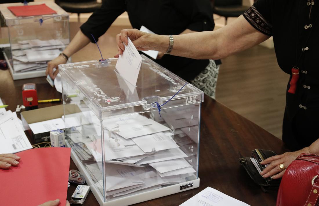 Un resident vota al Consolat espanyol en uns comicis anteriors.