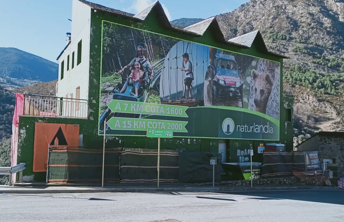 L’antic hotel Bonavista, a la carretera de la Rabassa, avui en rehabiltació.