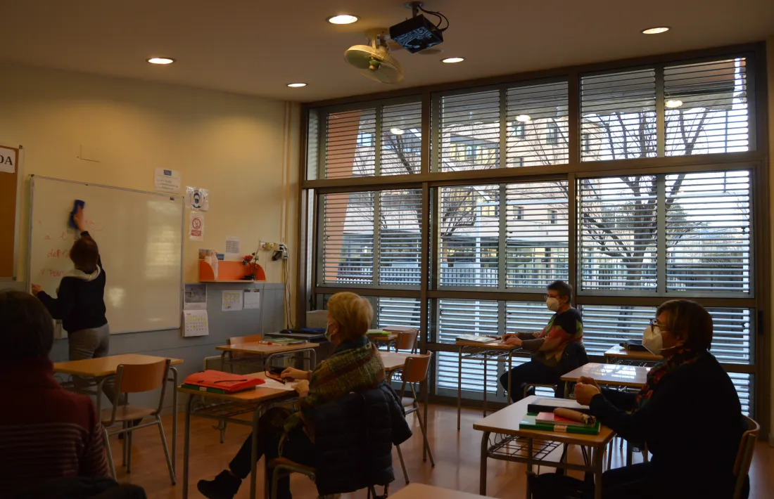 Una de les aules del Centre de Formació d’Adults, amb alumnes de català. 