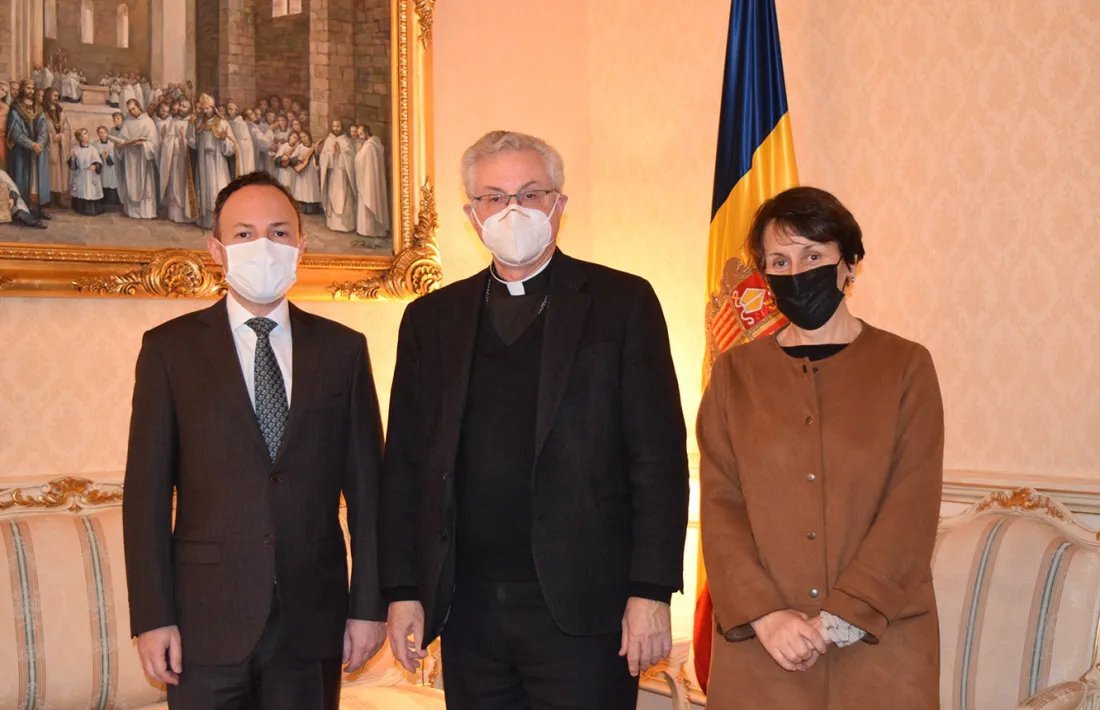 El copríncep episcopal, Joan-Enric Vives, amb el cap de Govern, Xavier Espot i la síndica general, Roser Suñé.