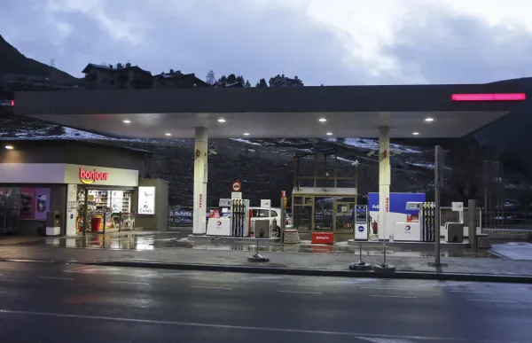 p._08_gasolinera_canillo_-_facundo_santana