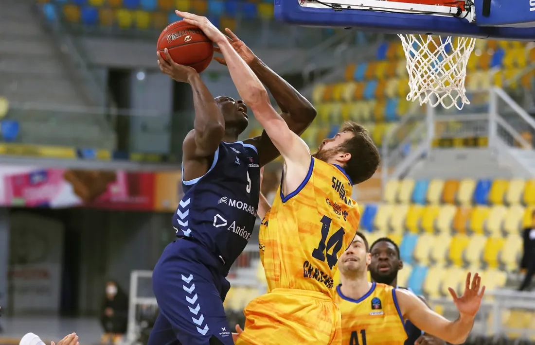 Bandja Sy defensat per John Shurna. Foto: Photo Gran Canaria