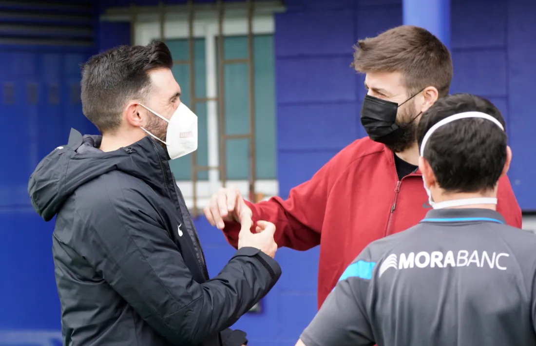 Gerard Piqué saluda al seu ex-segon entrenador al Barça, Eder Sarabia. Foto: FC Andorra
