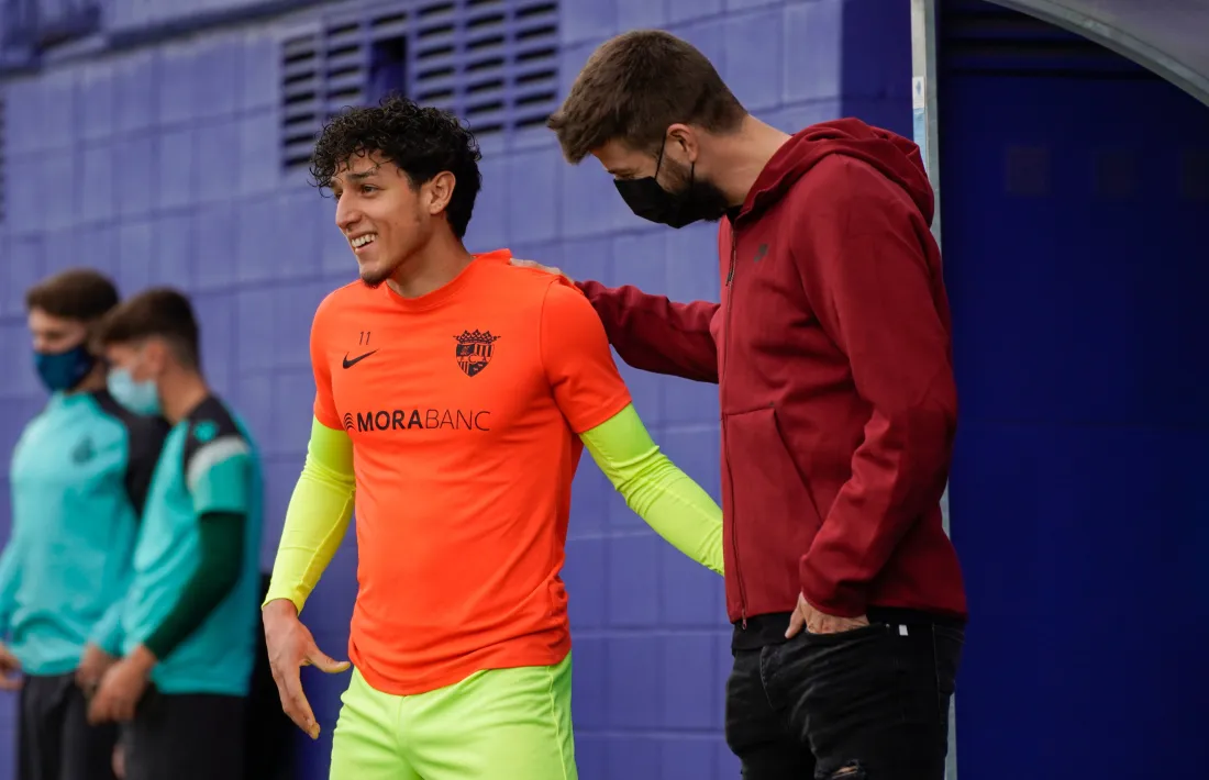 Un dels màxims accionistes de l'FC Andorra xerrant amb el seu nou fitxatge, Kike Saverio. Foto: FC Andorra