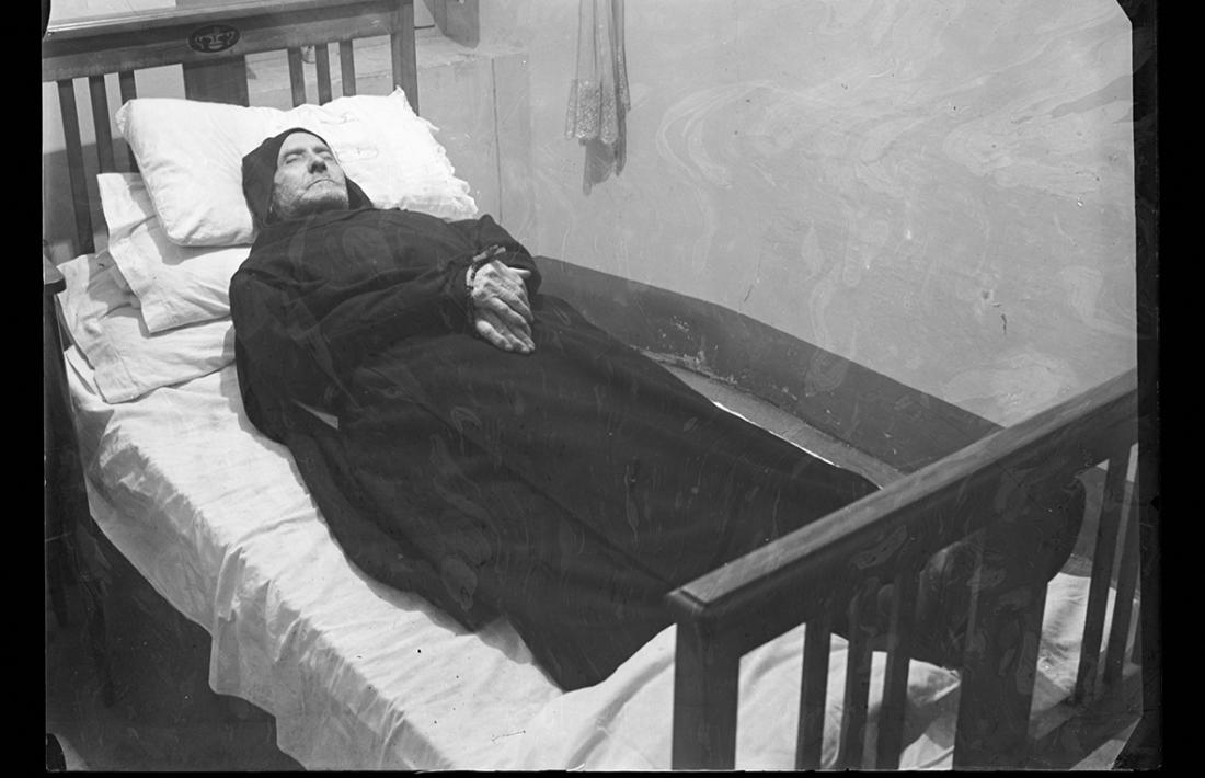 Retrat mortuori del monjo benedictí Plácido Escofet, datat el 15 de març del 1939 a Escaldes, probablement a l’hotel Valira, convertit en refugi de la congregació durant la Guerra Civil espanyola. És l’únic difunt de qui en sabem el nom.