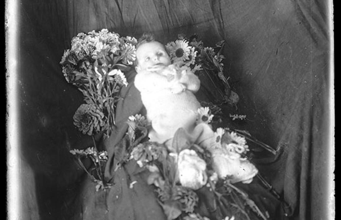 Fotografia ‘post mortem’ del nadó escaldenc traspassat el novembre del 1947 està datada als anys 10 del segle XX.