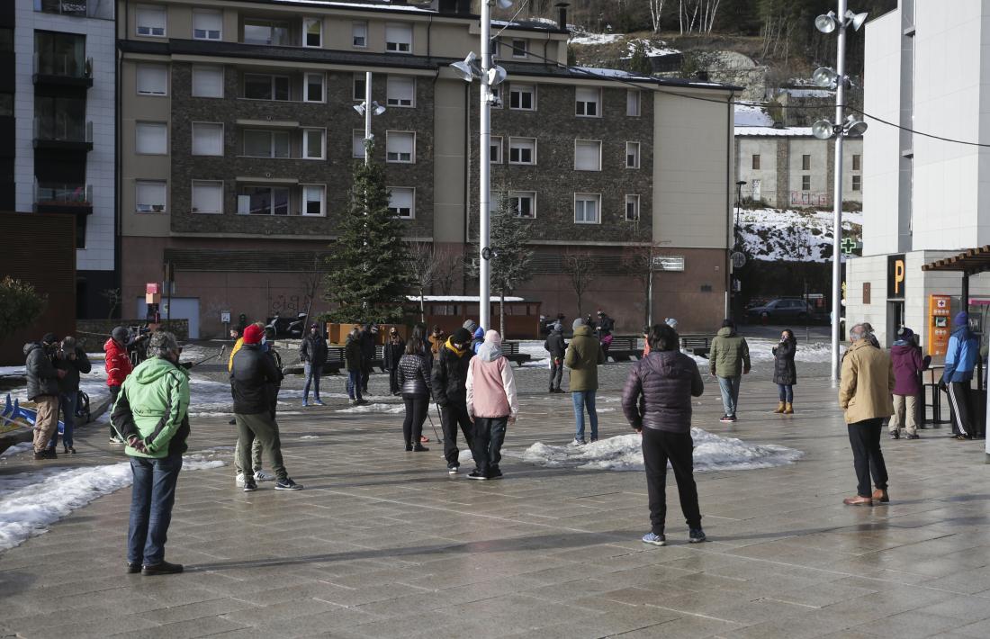 Els monitors d’EMAP a la plaça de les Fontetes, on van signar una carta per entregar a les cònsols de la Massana, fa 15 dies.