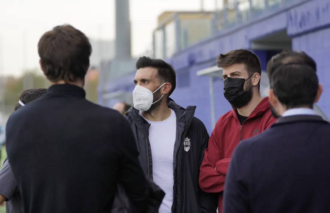 Eder Sarabia i Gerard Piqué van xerrar abans de començar el partit contra l’Espanyol B. Foto: FC Andorra