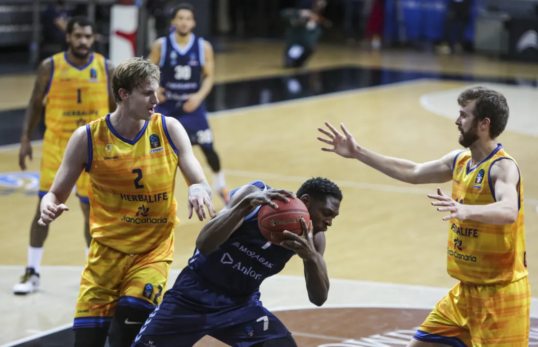 ‘Tunde’ Olumuyiwa crida agafant un rebot davant del jove Balcerowski i de l’ex-BC MoraBanc, John Shurna.Foto: Facundo Santana