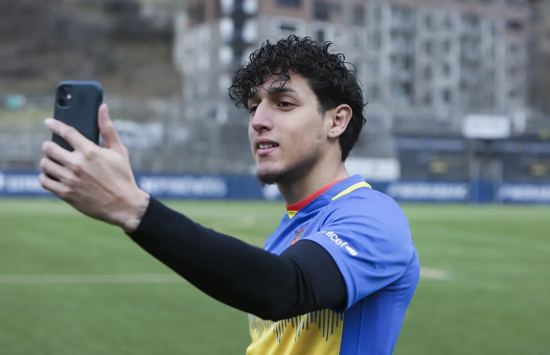 L’extrem equatorià Kike Saverio gravant un vídeo per a Instagram de l’FC Andorra. Foto: Facundo Santana