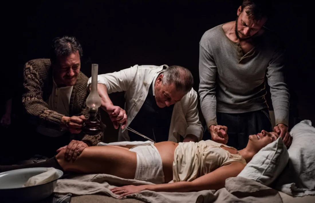 Greta Fernández i Roger Casamajor, en una escena de ‘El fred que crema’.