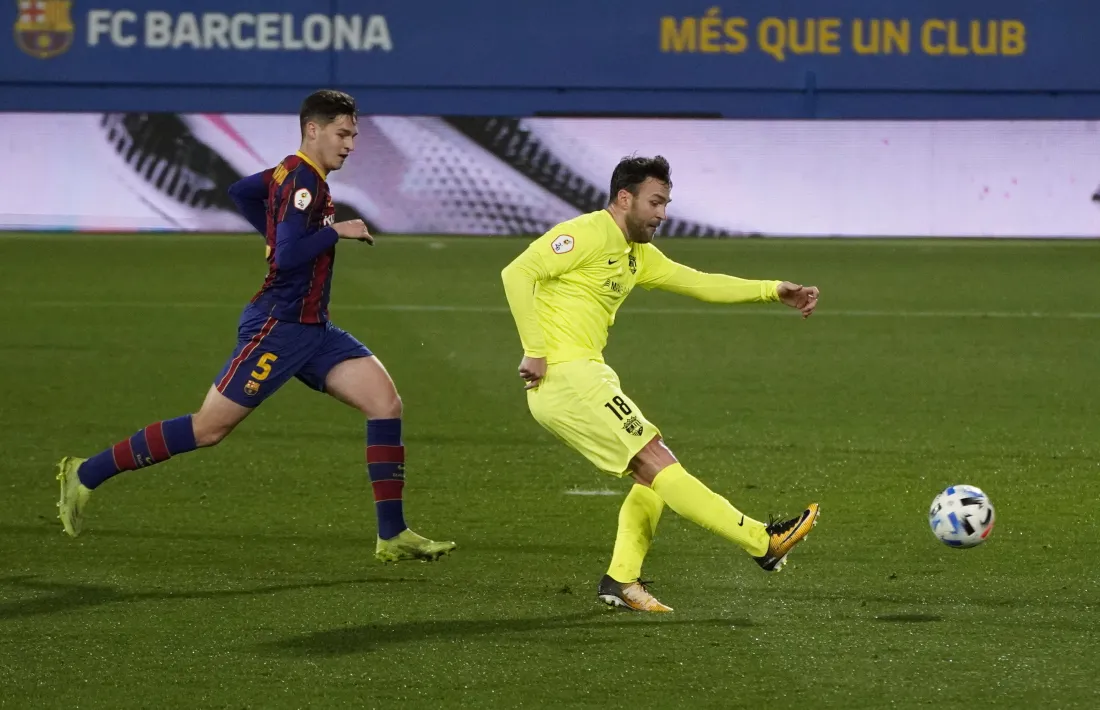 El davanter mallorquí de l’FC Andorra, Víctor Casadesús, en el moment de marcar el 0 a 1 davant del defensa Mika Mármol.Foto: FC Andorra