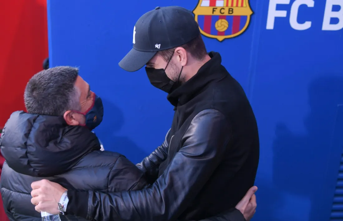 Gerard Piqué va saludar abans de començar el partit el tècnic blaugrana, ‘Pimi’.Foto: Twitter FC Barcelona B