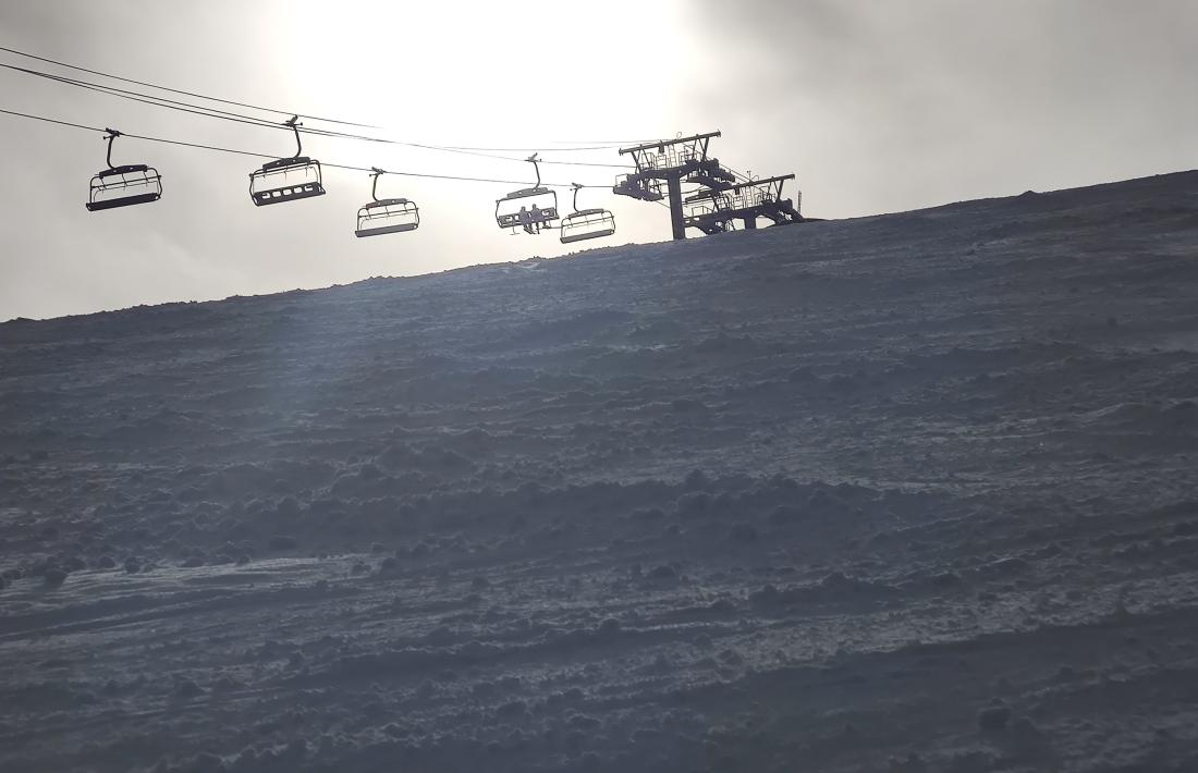Pistes d’esquí del Principat en el crepuscle.