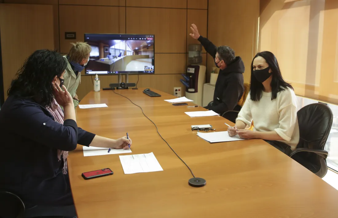 Un moment de la primera reunió mantinguda amb les cònsols.