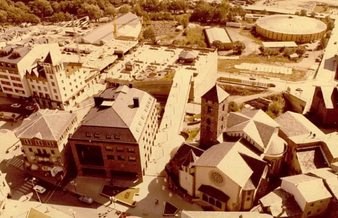 La plaça del Poble ja finalitzada l'any 1982 i el solar de l'actual seu del Govern.