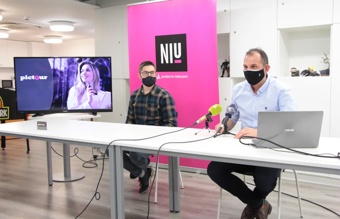 El responsable del Niu, Miquel Gouarré, i l'emprenedor Xavi Camacho, durant la presentació de l''start-up'.