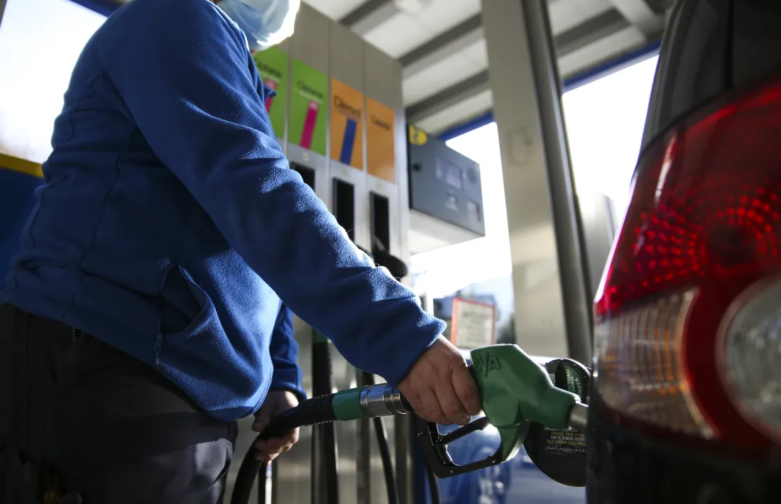 El treballador d’una estació de servei omple el dipòsit d’un vehicle.