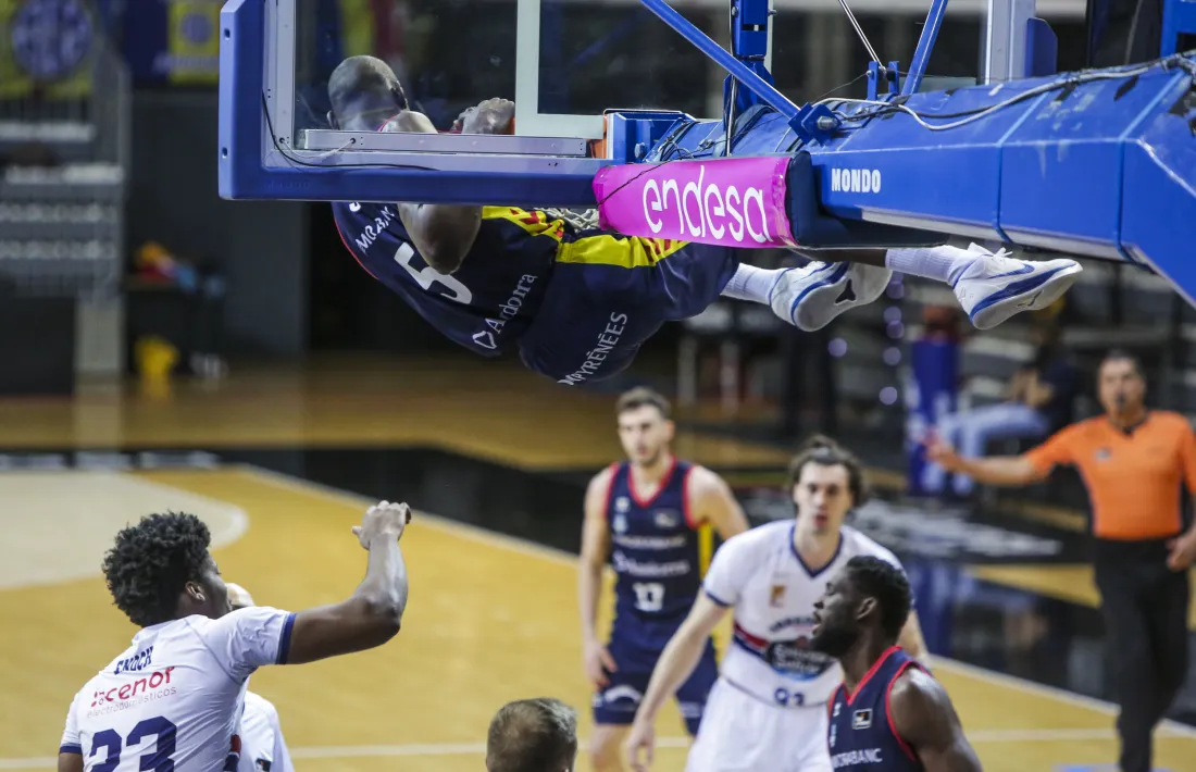 L’aler pivot Bandja Sy, que continua sense recuperar la regularitat del curs passat, esmaixa la cistella contra l’Obradoiro.Foto: Facundo Santana