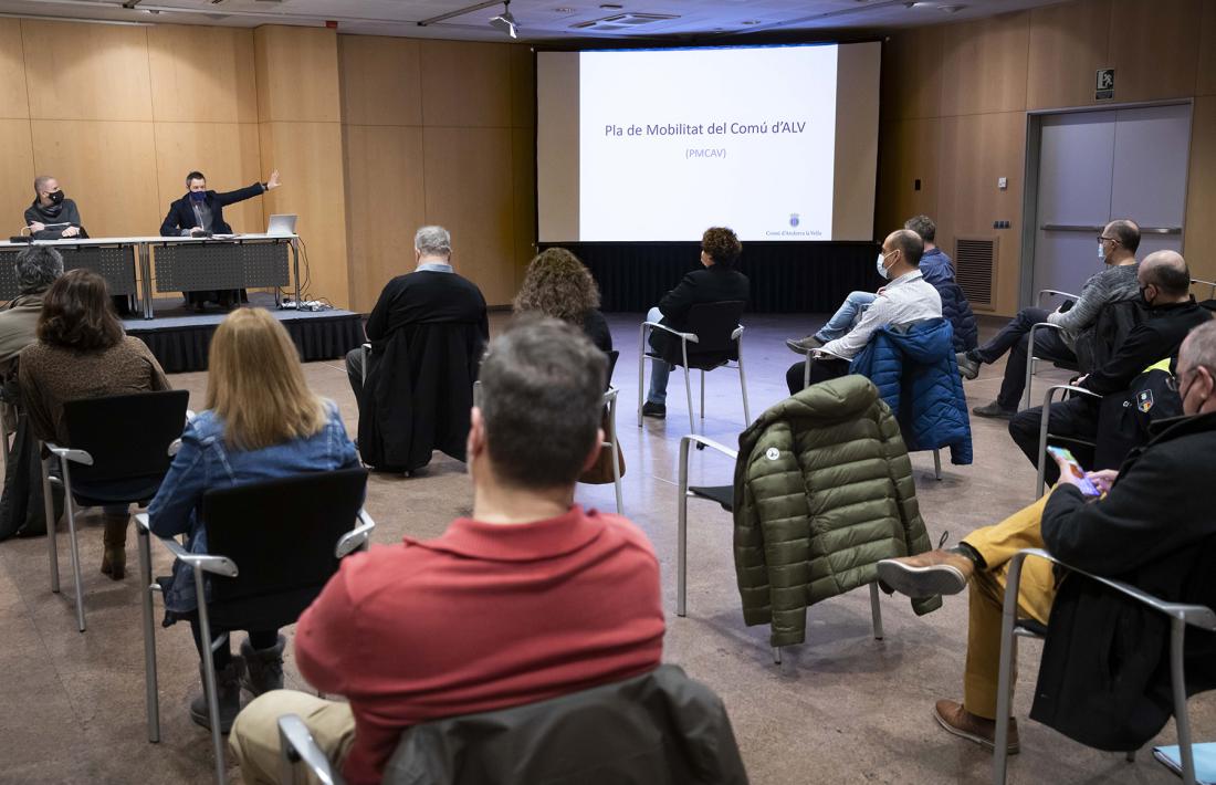 Un moment de la reunió en la qual es va exposar el projecte.