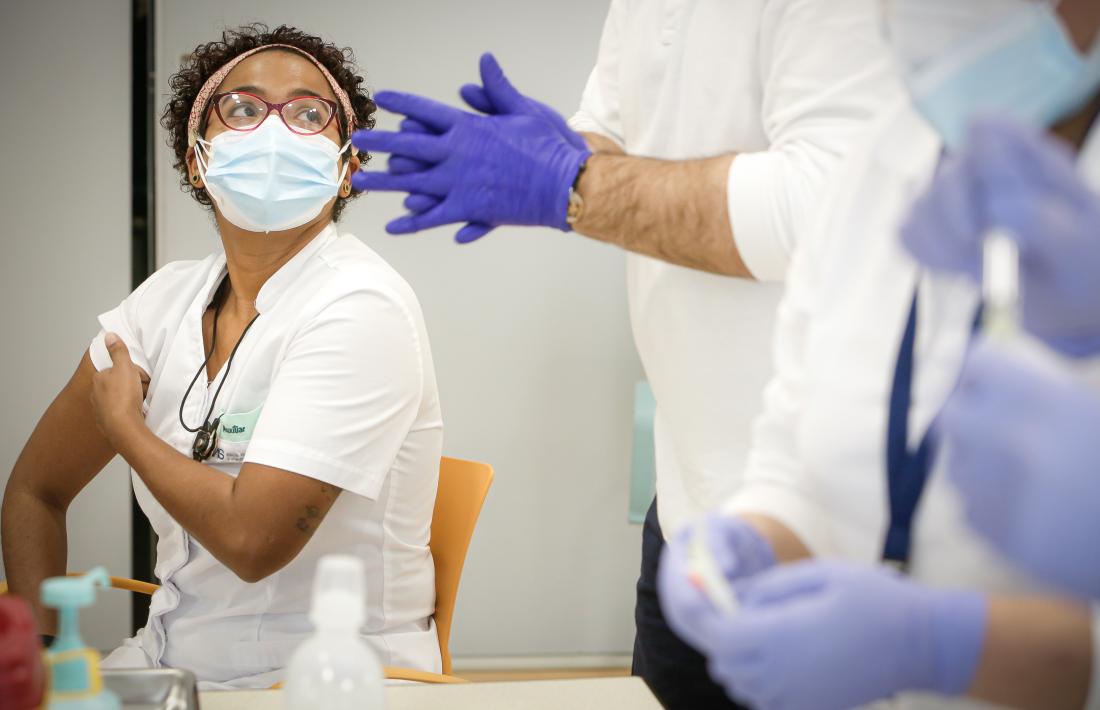 Personal sanitari rebent la segona dosi de la vacuna.