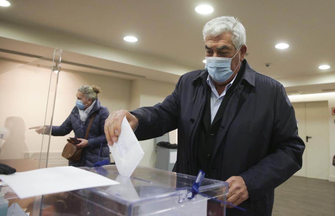 Dos dels electors exercint el seu dret a vot al consolat espanyol, aquest matí.
