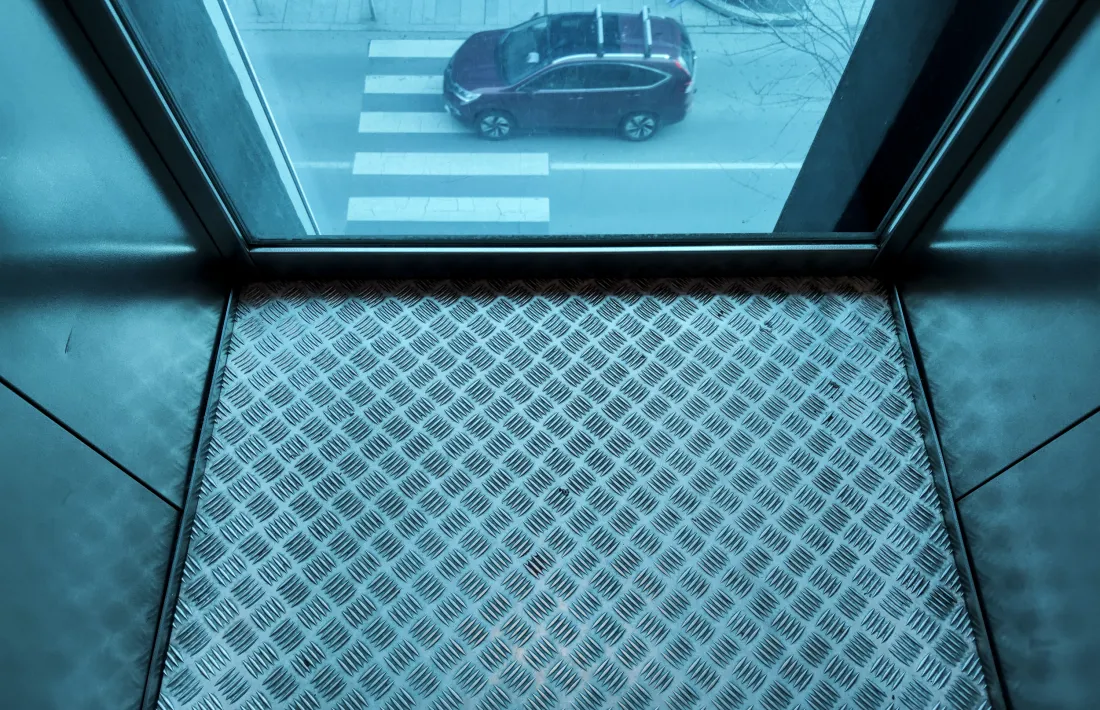 Un dels ascensors panoràmics de la Plaça del Poble, ahir.