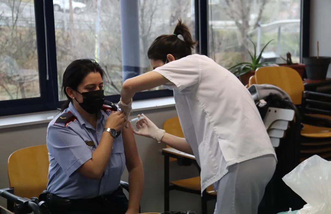 Imatge de la vacunació facilitada pel departament de Salut de la Generalitat.