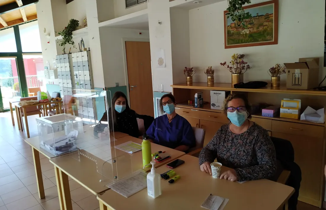 Les urnes i membres de la mesa en les eleccions sindicals celebrades a la FSH. 