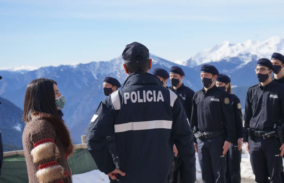 La cònsol major d'Encamp, Laura Mas, i el director adjunt i coordinador de la policia, Bruno Lasne, durant la visita als agents en formació.
