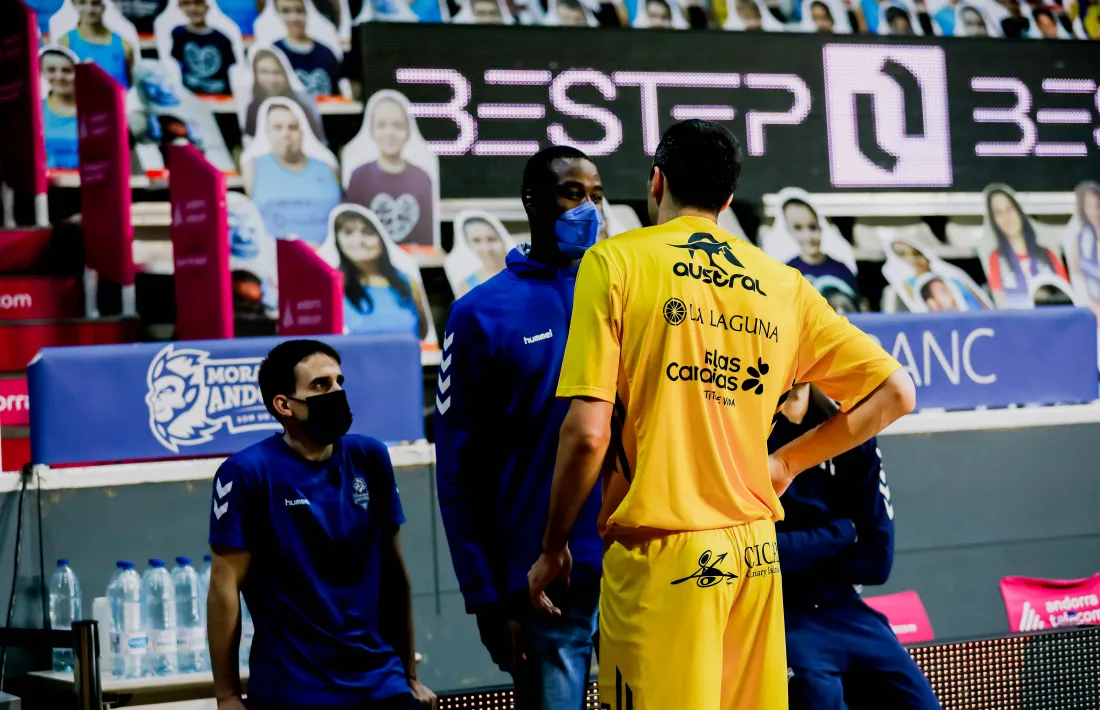 Moussa Diagne, en una imatge per desgràcia habitual, vestit de carrer al Poliesportiu. Foto: Martín Imatge