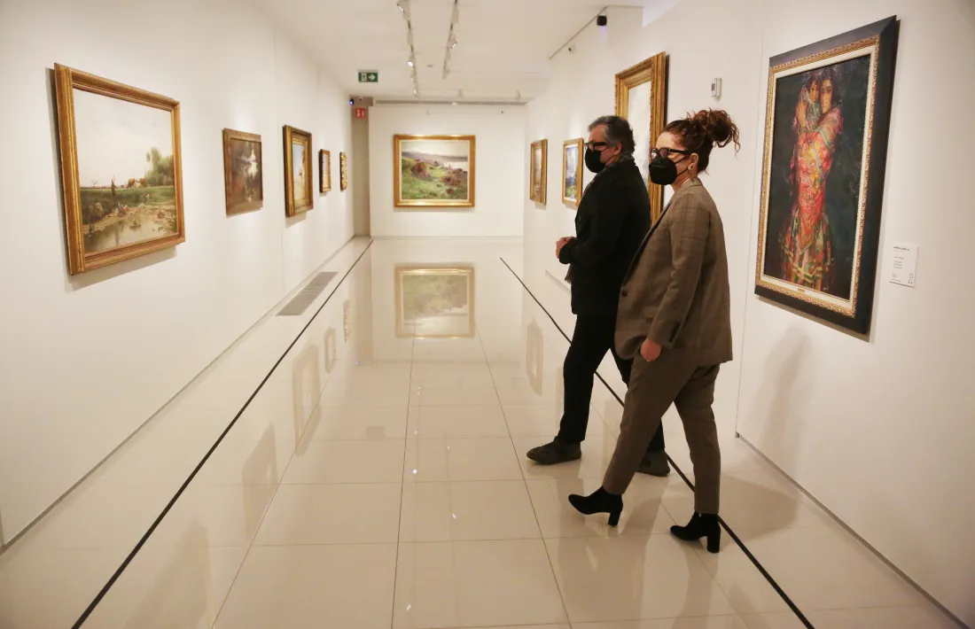 Guille Cervera i Isabel Rodríguez, entre ‘Paisatge amb vaques’, de Vayreda, i ‘Dona amb nen’, de Cardona.