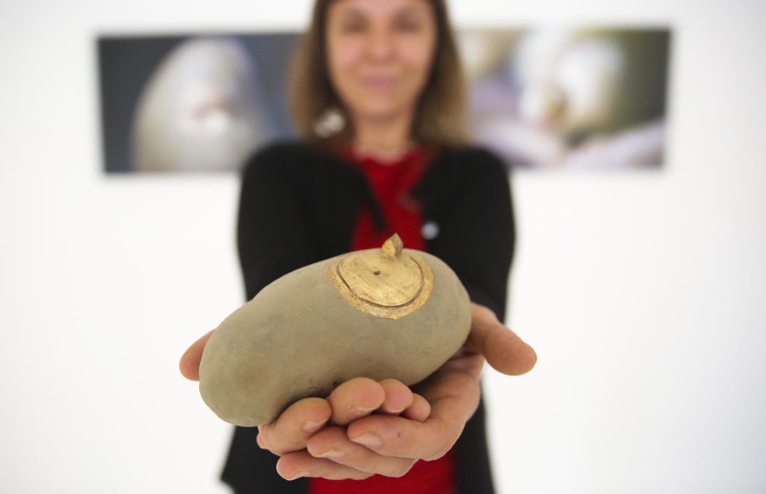 L’artista escaldenca posa amb una de les patates grillades de la instal·lació.