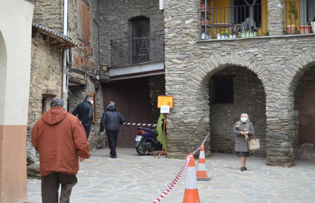 Col·legi electoral situat a la casa consistorial de Valls de Valira, amb les zones d'entrada i sortida delimitades