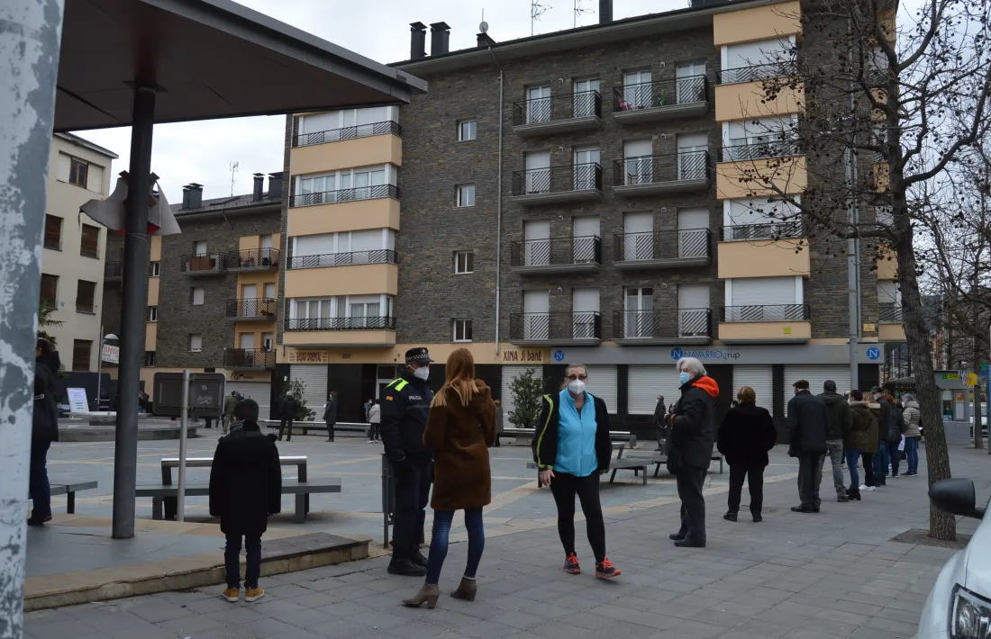La plaça de les Monges ha registrat llargues cues durant el matí