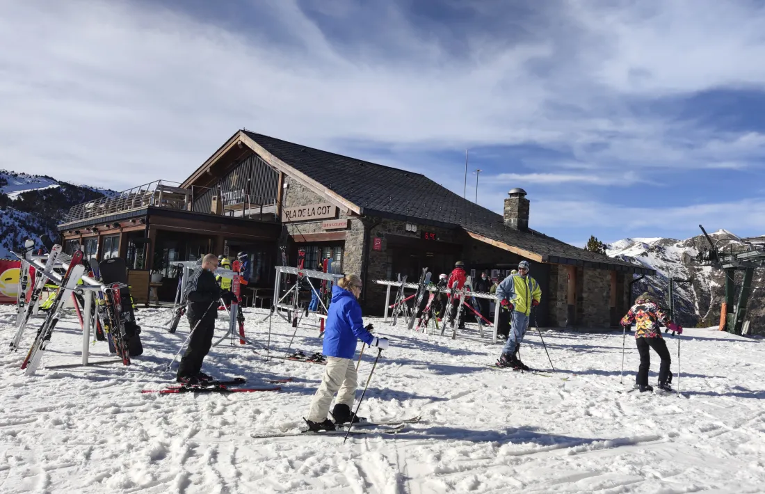 Esquiadors al pla de la Cot, al sector de Pal.