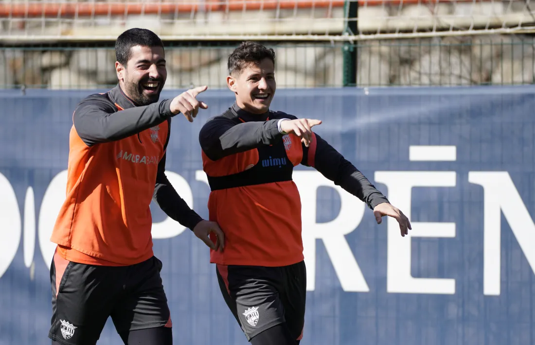 Carlos Martínez i Rubén Bover, en un entrenament assenyalant una acció. Foto: FC Andorra
