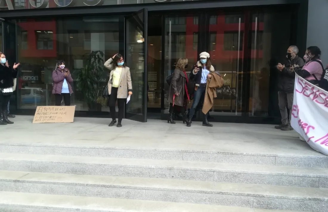 La presidenta d’Stop Violències és rebuda amb aplaudiments després de declarar.